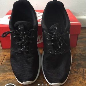 NIKE black and white roshes